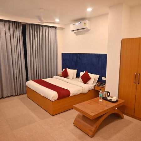 Hotel Lake View Chandigarh Bagian luar foto