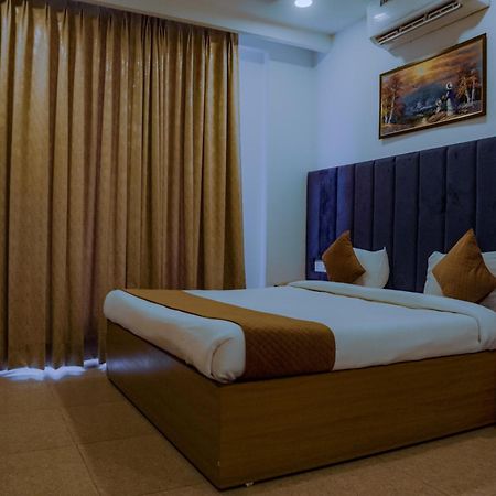 Hotel Lake View Chandigarh Bagian luar foto