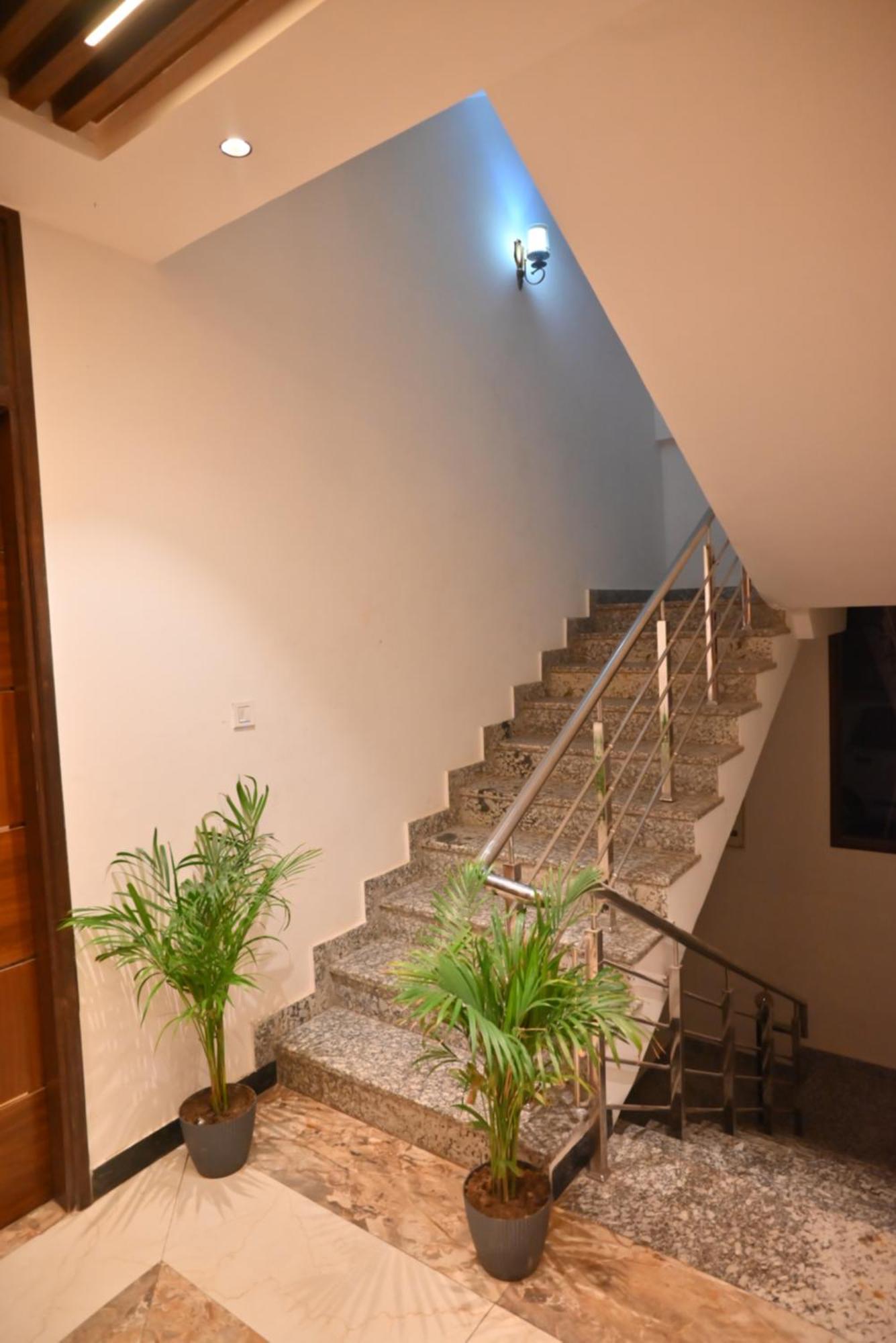 Hotel Lake View Chandigarh Bagian luar foto