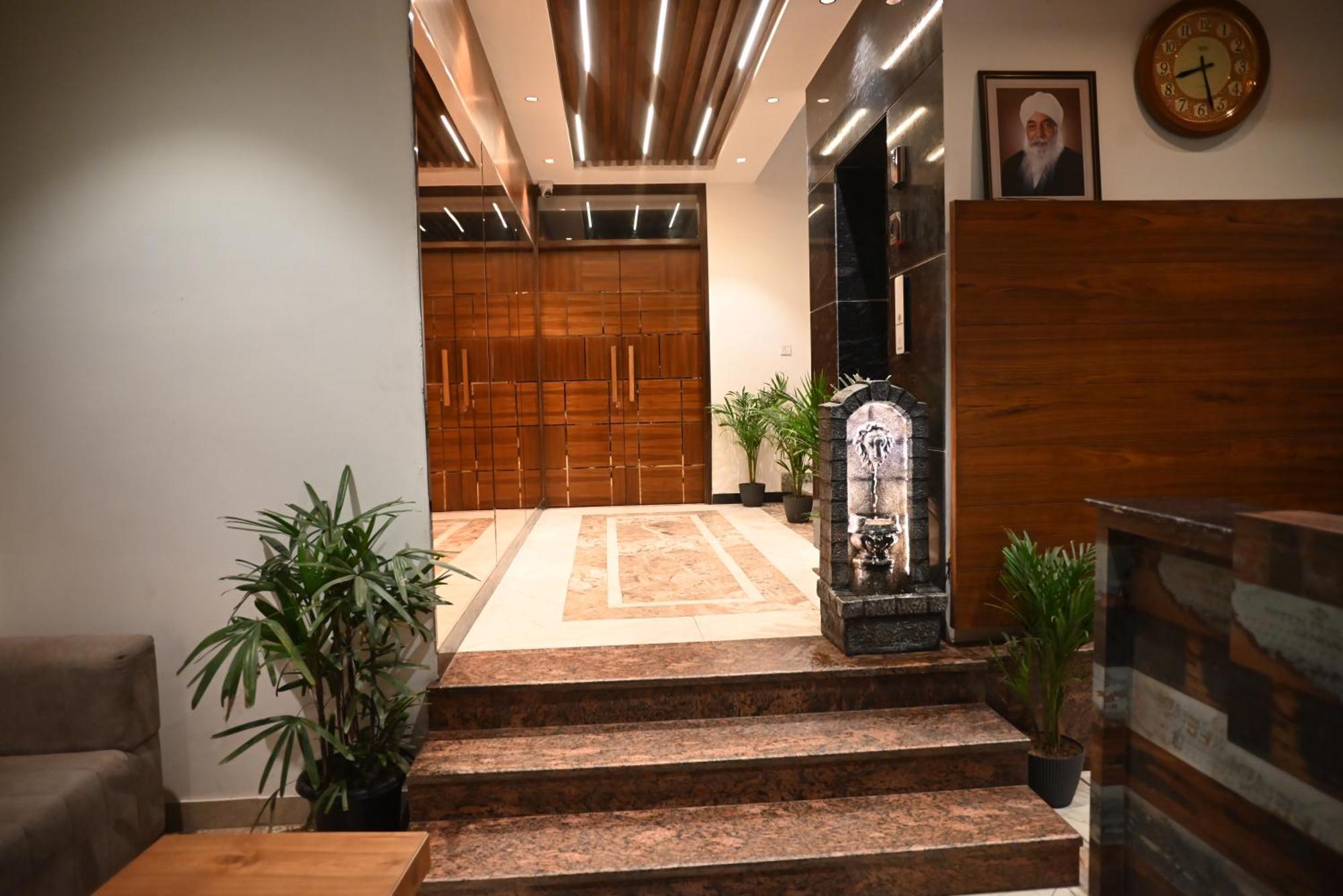 Hotel Lake View Chandigarh Bagian luar foto