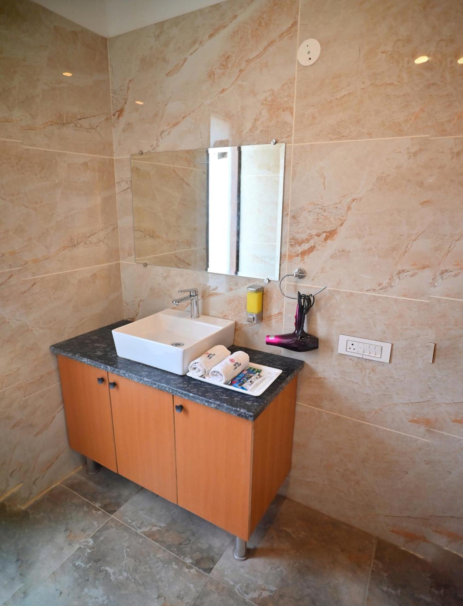 Hotel Lake View Chandigarh Bagian luar foto