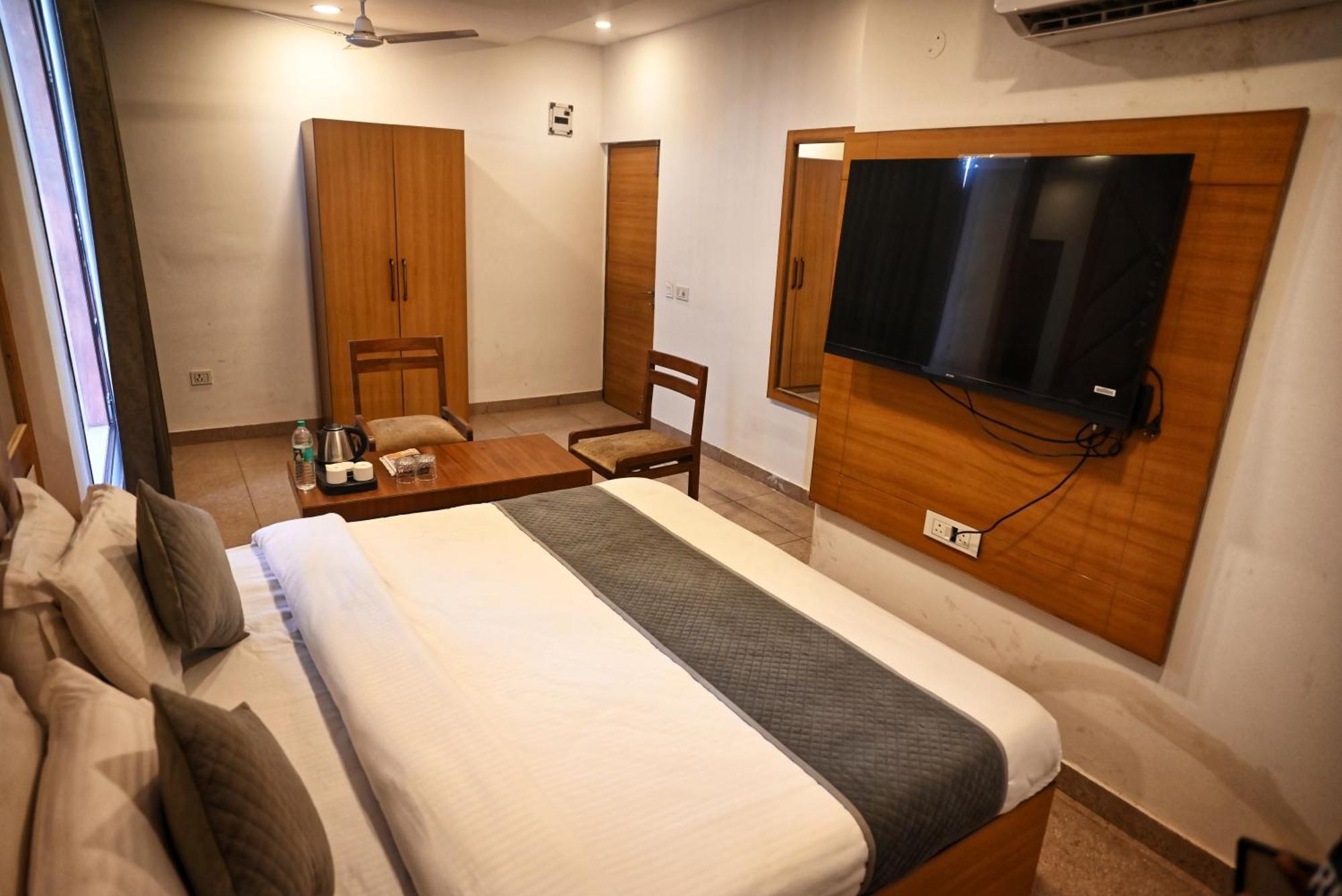 Hotel Lake View Chandigarh Bagian luar foto
