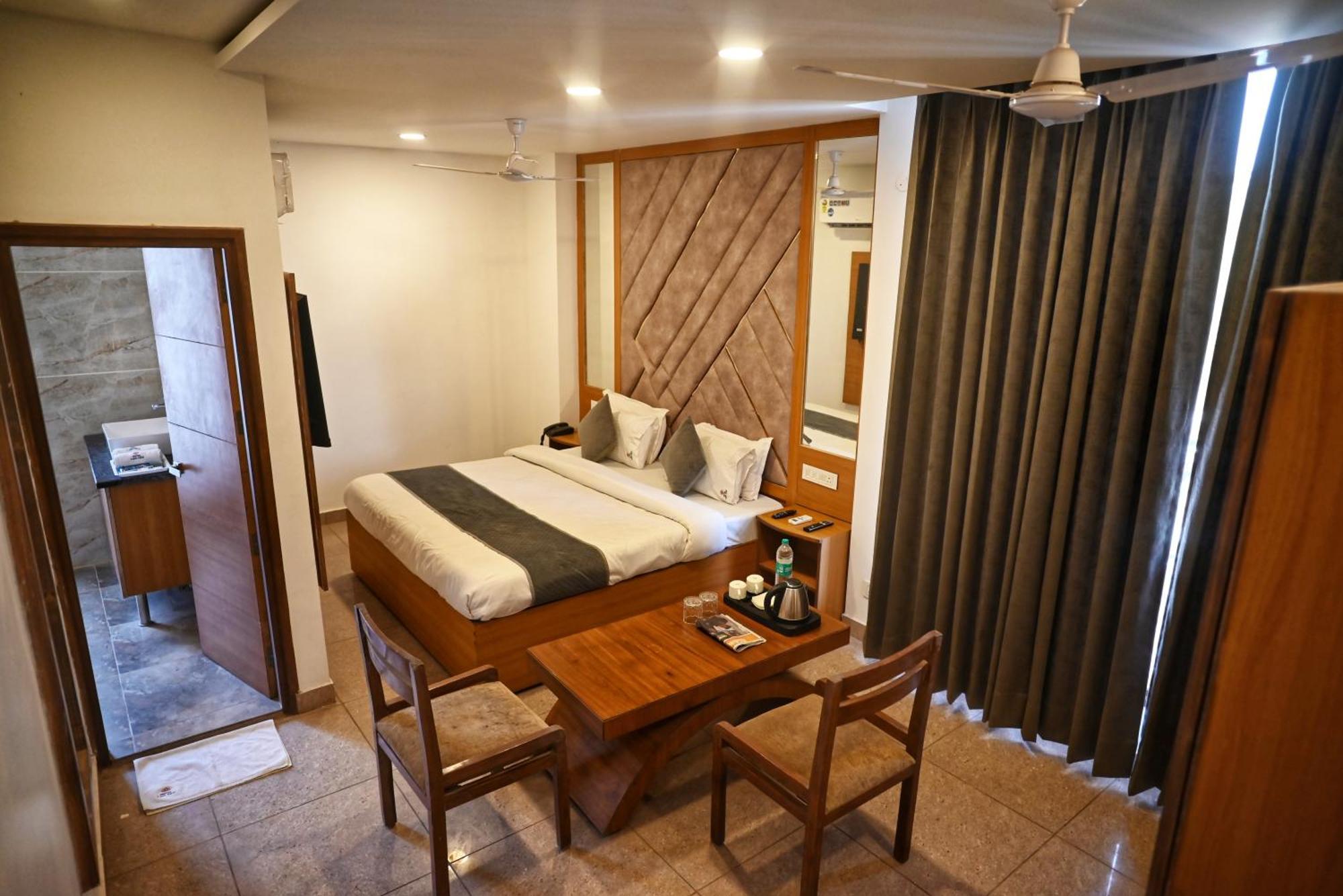 Hotel Lake View Chandigarh Bagian luar foto