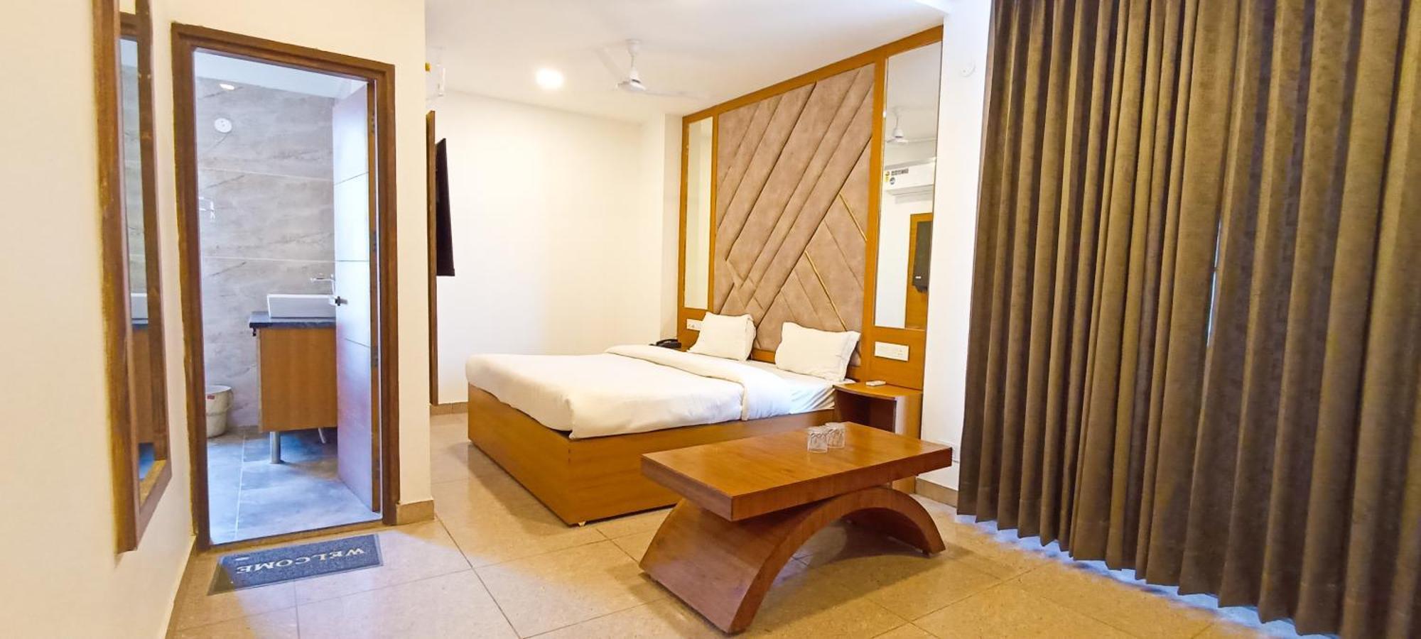 Hotel Lake View Chandigarh Bagian luar foto