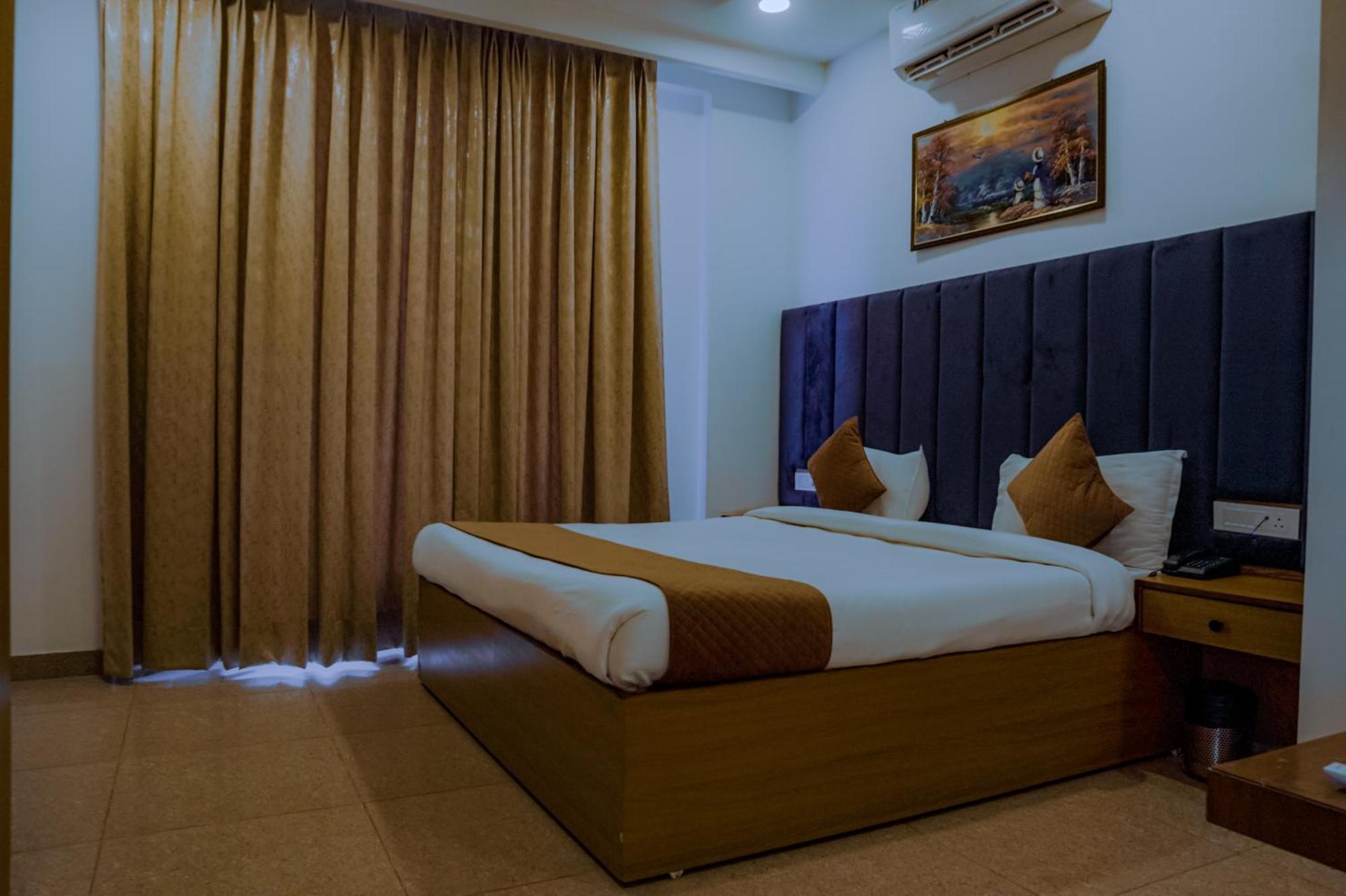 Hotel Lake View Chandigarh Bagian luar foto