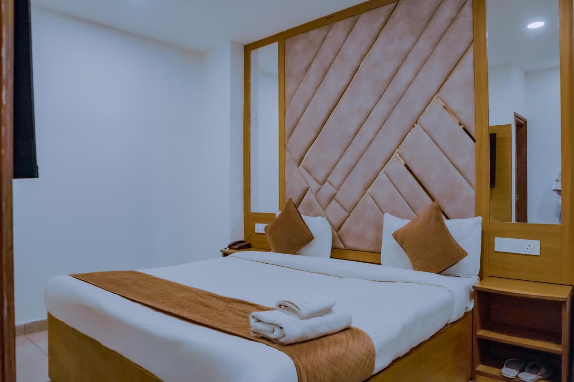 Hotel Lake View Chandigarh Bagian luar foto
