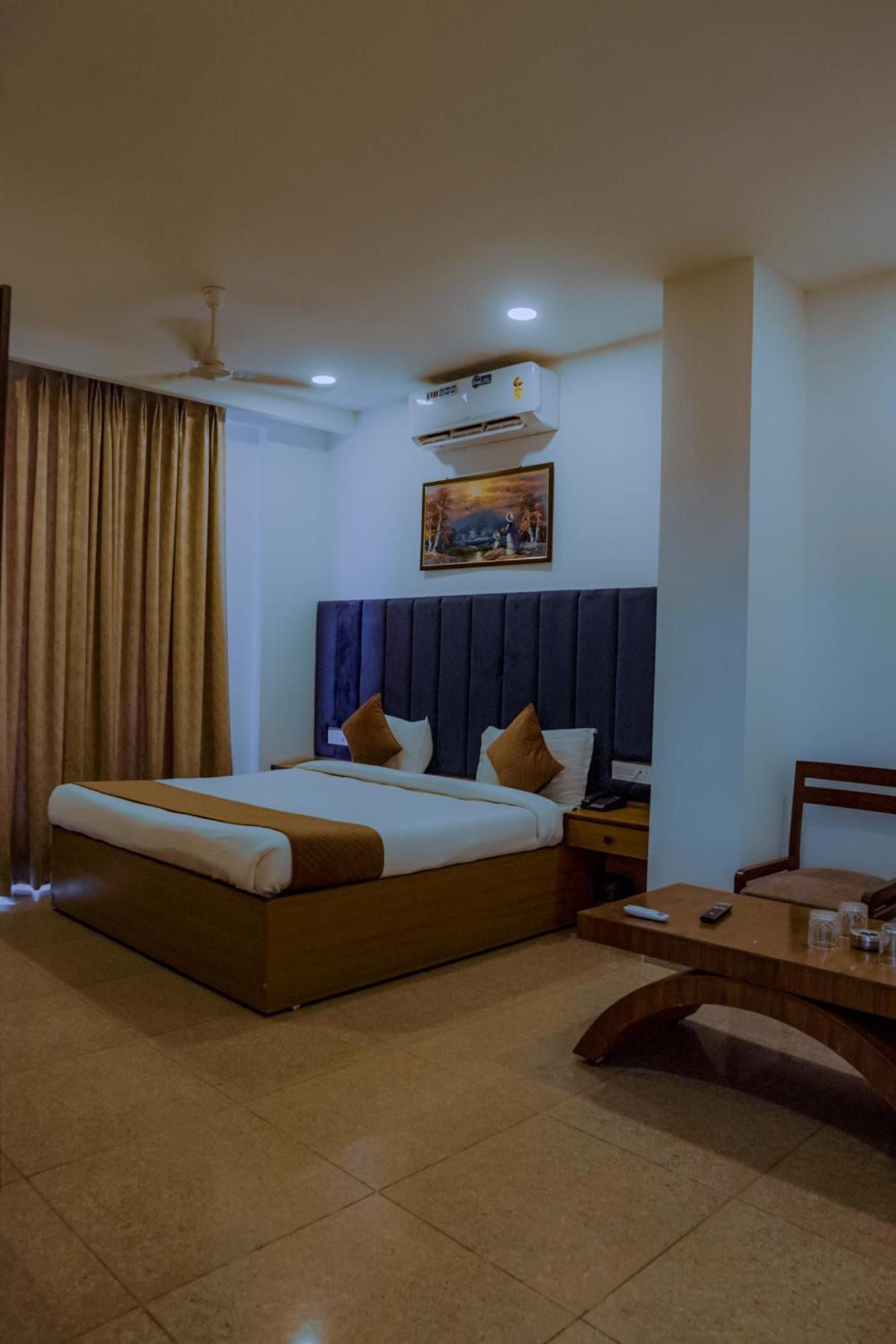 Hotel Lake View Chandigarh Bagian luar foto