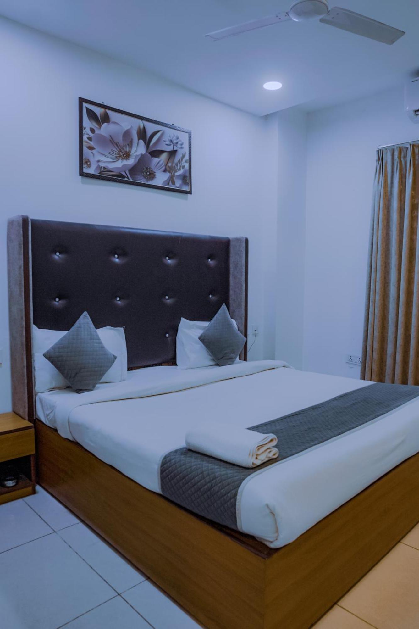 Hotel Lake View Chandigarh Bagian luar foto
