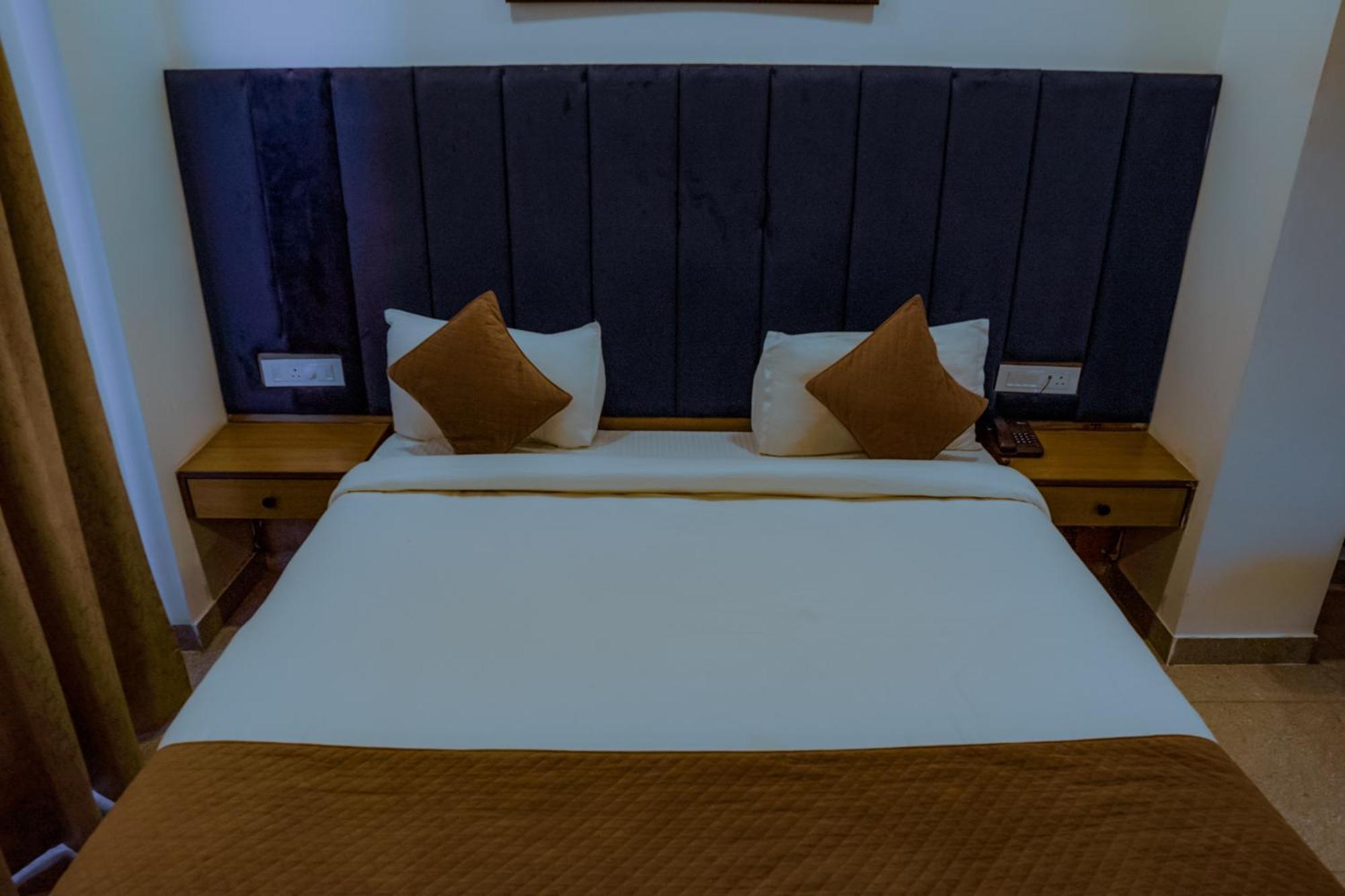 Hotel Lake View Chandigarh Bagian luar foto