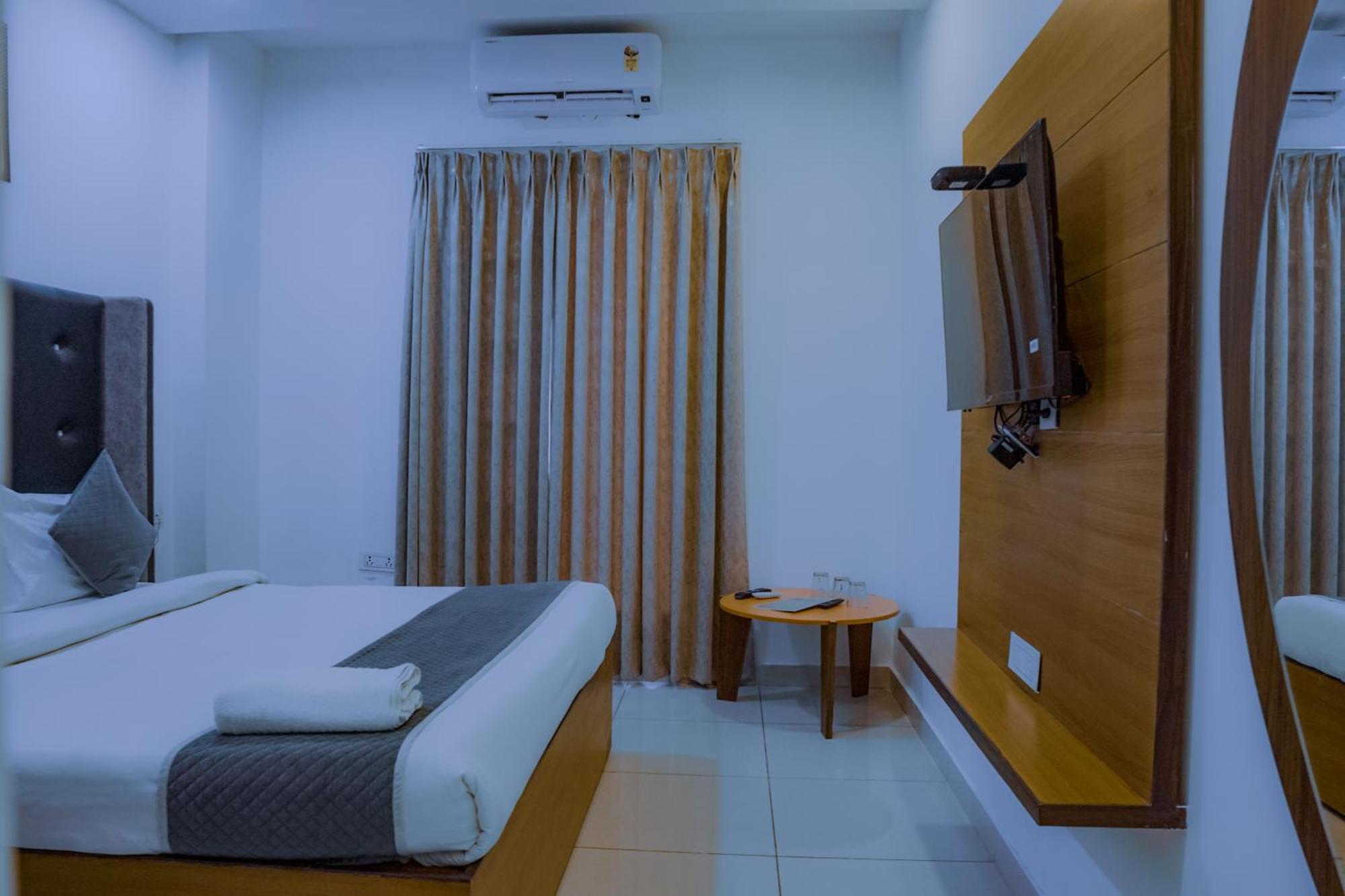 Hotel Lake View Chandigarh Bagian luar foto
